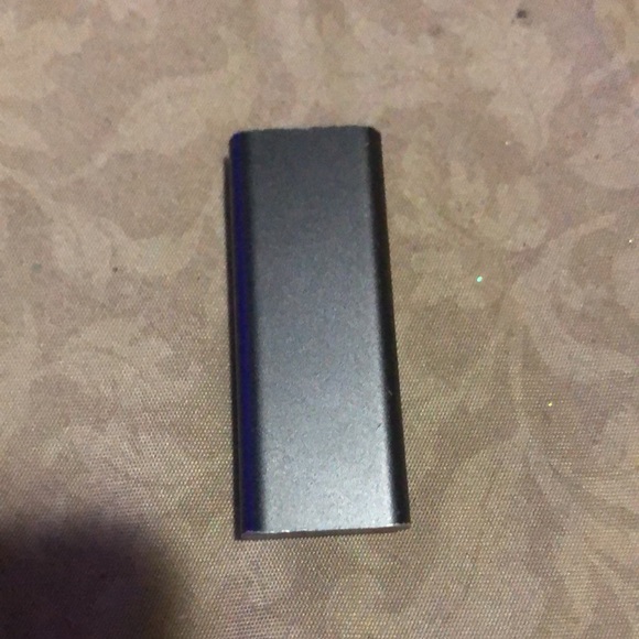 I-pod shuffle with usb charger cord - Picture 2 of 7